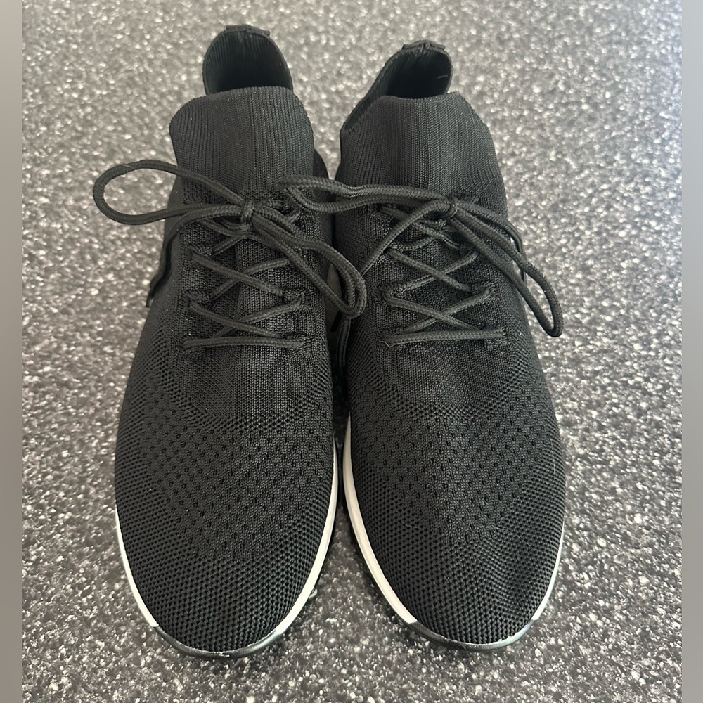 Woman’s lightweight black and white sneakers size:8.5